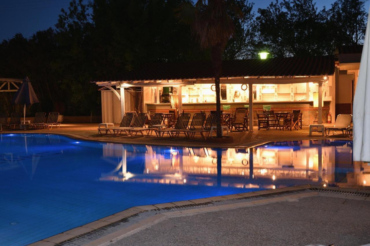 Four Seasons Hotel Trilofo  Bagian luar foto