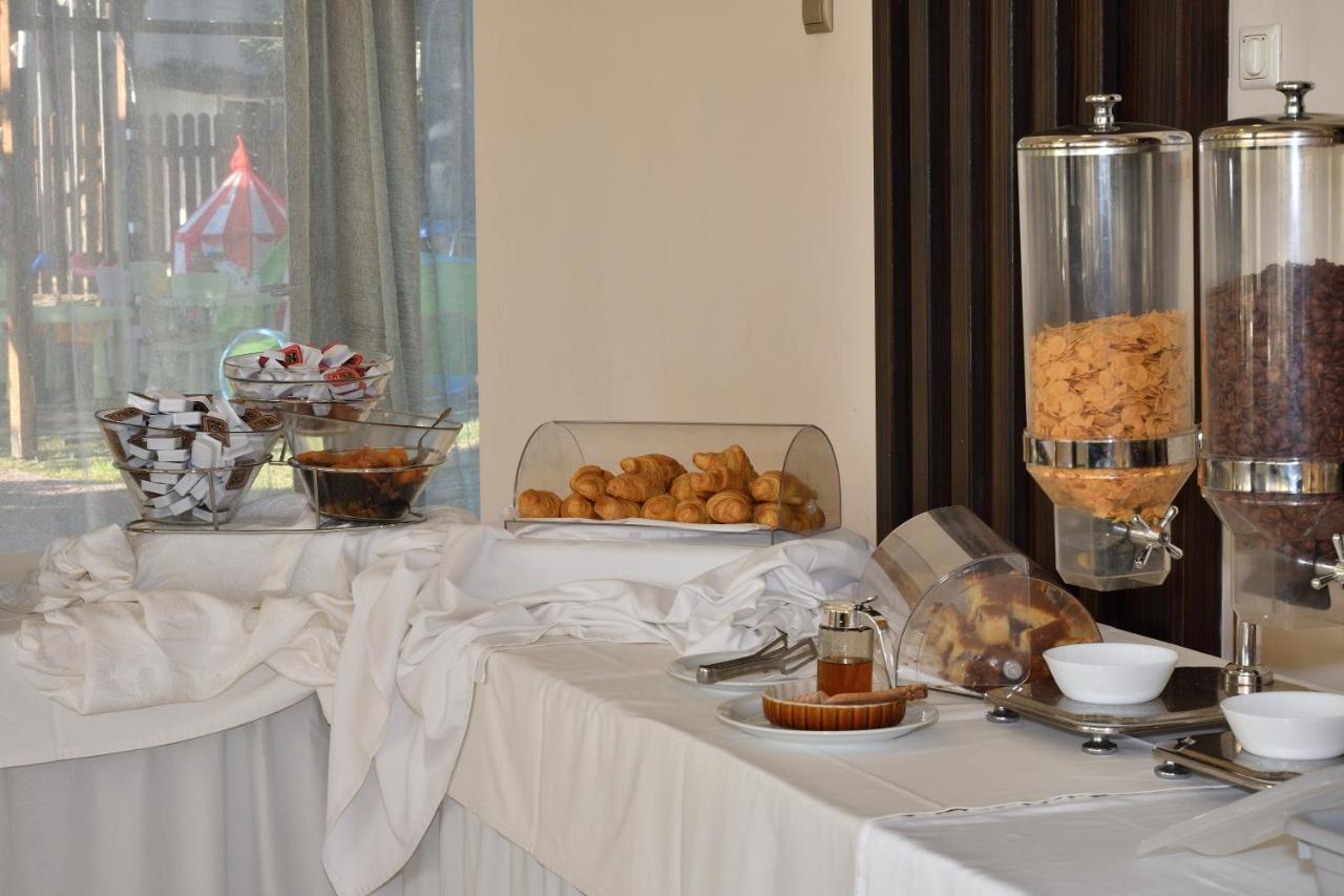 Four Seasons Hotel Trilofo  Bagian luar foto